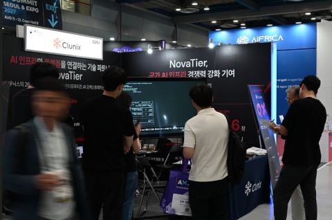 클루닉스 전문 영업 담당자들이 참관객에게 노바티어 영상을 토대로 기능 설명을 하고 있다