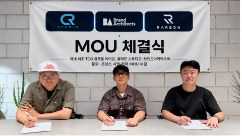 프리미엄 TCG플랫폼 레어온 황현기 대표(오른쪽)와 쿨레인 스튜디오 이찬우 작가(왼쪽), 브랜드아키텍츠 임준영 대표(가운데)가 문화·콘텐츠 사업의 공동 성장을 위한 전략적 업무협약