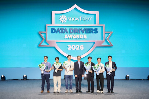 2026 스노우플레이크 데이터 드라이버 어워드 수상자들이 시상식에 참여해 수상 후 기념 사진을 촬영하고 있다