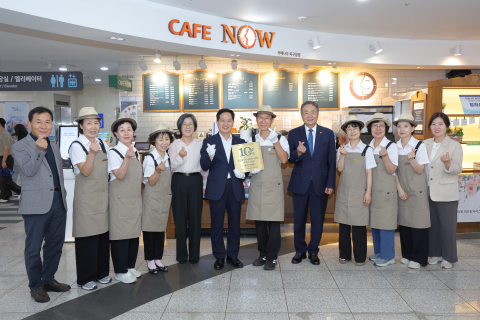 이근수 북구청장과 이종익 대한노인회 대구광역시연합회장, 이숙희 대구북구시니어클럽 관장을 비롯한 법인 관계자 및 카페나우 북구청점 참여 어르신들이 ‘공동체사업단 10주년 사업장 인증