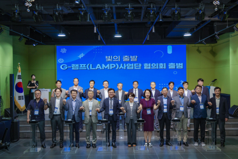 6일 대구에서 열린 G-램프사업단 협의회 출범식 행사에서 이현식 G-램프사업단 협의회장(앞열 왼쪽에서 다섯 번째), 허정은 한국연구재단 학술진흥본부장(앞열 왼쪽에서 여섯 번째)이 