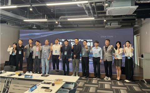 ‘제1회 G-Startup Day’에 참석한 경기창조경제혁신센터와 고양산업진흥원 관계자들이 기념사진을 촬영하고 있다