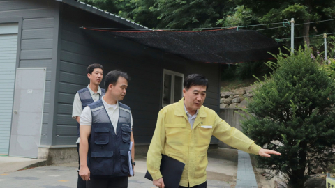 허성우 한국교육시설안전원 이사장(오른쪽)이 학교 시설의 안전관리 상태를 직접 살펴보며 풍수해 취약 시설을 점검하고 있다(사진=한국교육시설안전원)