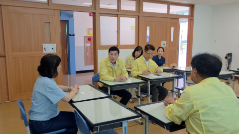 허성우 한국교육시설안전원 이사장이 집중호우 피해 학교를 방문해 학교 관계자들과 간담회를 갖고, 학교운영 정상화를 위한 신속한 복구 지원 방안을 논의하고 있다(사진=한국교육시설안전원