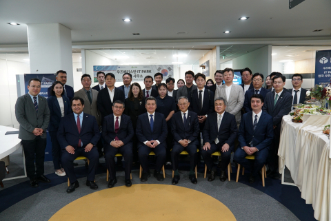 IT Park 한국사무소 개소식 참석자들이 기념사진을 촬영하고 있다