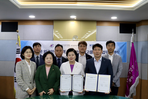 한국간편결제진흥원이 1일 한국외식업중앙회 부산시지회와 부산을 방문하는 외국인 관광객의 결제 편의를 높이기 위한 업무협약을 체결했다. 앞줄 왼쪽 두 번째부터 부산지방세무사회 권영희 
