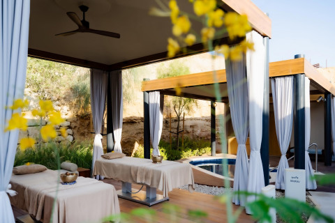 자야솜 웰니스 리조트 아마알라(Jayasom Wellness Resort AMAALA)의 야외 휴식 공간은 고요한 디자인과 바다를 향한 공간이 어우러져 편안한 휴식과 재충전을 선사