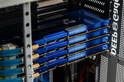 PCIe 카드형 GPU 4장에 직접액체냉각을 적용한 dg5W 내부 구조