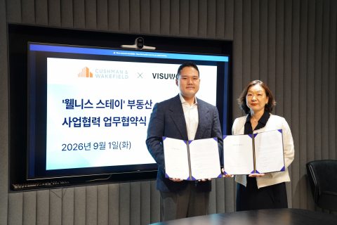 쿠시먼앤드웨이크필드 코리아 투자자문사 지소림 대표(오른쪽)와 비쥬웍스 김정수 이사가 업무협약 체결 후 기념촬영을 하고 있다