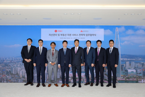 9월 21일 롯데월드타워 113층 EBC에서 쿠시먼앤드웨이크필드 코리아 황점상 대표(왼쪽에서 네 번째)와 롯데물산 장재훈 대표(왼쪽에서 다섯 번째)를 포함한 양사 임원진이 전략적 