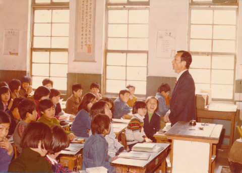 40여 년 전 촬영된 교실 사진 원본 스캔본. 오랜 보관으로 전반적인 색바램이 진행된 상태다