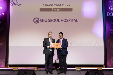지난 9월 11일 인천에서 열린 ‘APKASS 2026 Korea & ICKAS 2026’ 국제학회에서 SNU서울병원 이상훈 대표원장이 2개 세션의 좌장을 맡아 진행하고 같은 날 