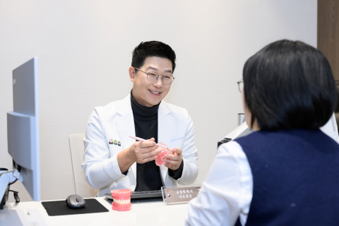 뷰라인치과의원 김석곤 원장이 양치법을 직접 시연하며 교육하고 있다