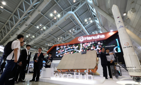 ‘제1회 국제우주항공기술대전(AEROTEC 2024)’ 한화 부스에서 참관객들이 누리호(KSLV-Ⅱ) 발사체 모형과 소형 SAR 위성 등 우주 산업 핵심 기술 전시물을 살펴보고 있