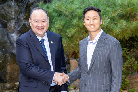지난 7일(월) 오른쪽부터 HD현대 정기선 회장과 길베르토 테오도로 주니어 필리핀 국방장관이 만나 기념 촬영을 하고 있다
