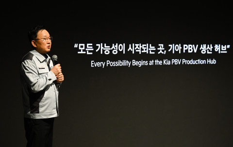 기아 PBV 생산 허브 테크 데이에서 오토랜드 화성 공장장 소득영 전무가 발표하고 있다