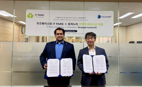 자혼기르 라자보프 우즈베키스탄 IT PARK 전무이사(왼쪽)와 추정호 퓨쳐누리 대표이사가 2026년 9월 10일 서울 퓨쳐누리 본사에서 전략적 업무협약을 체결한 뒤 협약서를 들어 