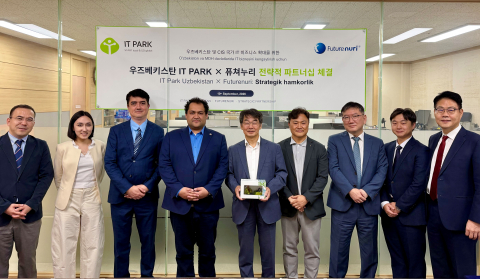 퓨쳐누리와 우즈베키스탄 IT PARK 관계자들이 2026년 9월 10일 서울 퓨쳐누리 본사에서 전략적 파트너십 체결식을 마친 뒤 기념촬영을 하고 있다