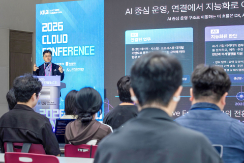 더존비즈온 공동대표 지용구 사장이 10일 부산 벡스코에서 열린 ‘K-ICT WEEK in BUSAN 2026’ 클라우드 컨퍼런스에서 ‘클라우드와 AX 시대, 기업 업무 환경의 변화
