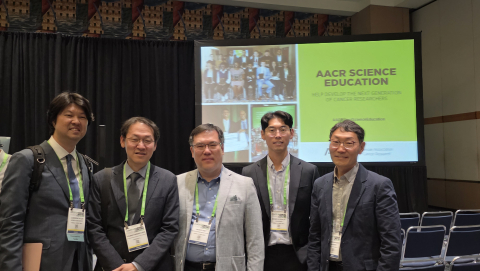 ‘AACR 2025’ 구두 발표 후 진씨커 연구팀이 단체사진을 촬영하고 있다. 왼쪽부터 허준석 공동대표, 채영광 교수(Northwestern Memorial Hospital, 혈액