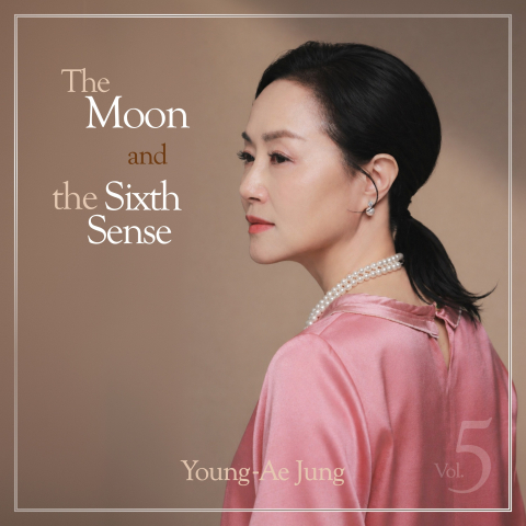 버클리 음대 출신의 재즈 보컬리스트 정영애의 신보 ‘The Moon and the Sixth Sense’ 재킷. 수록곡 ‘Rabbit and Desert Fox(토끼와 사막여우)’