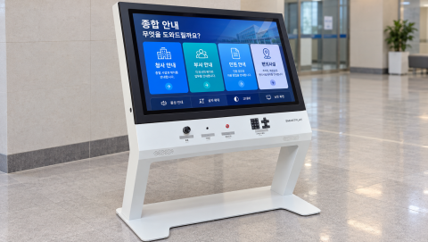 스마트플랫의 배리어프리 무인안내 키오스크는 방문객의 정보 접근성과 시설 담당자의 관리 편의성을 함께 고려한 제품이다. 터치 화면과 물리 조작부, 음성 안내를 활용해 정보를 탐색할 