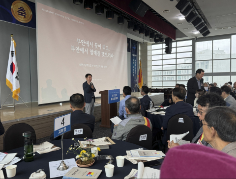 박태건 박사가 제113차 흥사단대회에서 더 나은 사회를 만들어 가기 위한 실천의 중요성을 강조하며 강연하고 있다