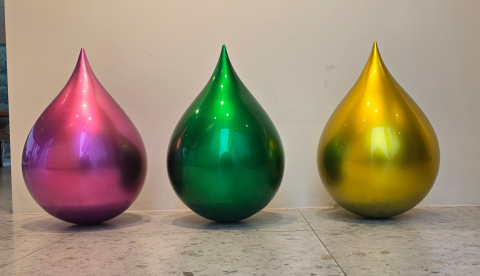 오태원 ‘Candy Drops’, 2023, 유리강화플라스틱, 진주가루, 우레탄 마감, 500x350x350mm