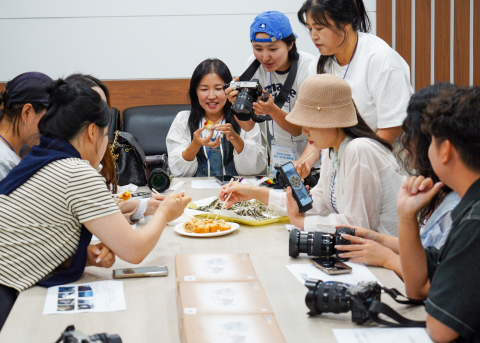 ‘어(魚)메이징 크루’ 참가자들이 멸치권현망수협에서 크기별로 선별된 멸치를 살펴보고 멸치 가공식품을 체험하고 있다