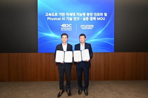왼쪽부터 한국도로공사 조성민 도로교통연구원장과 현대차그룹 미래전략본부장 정호근 부사장