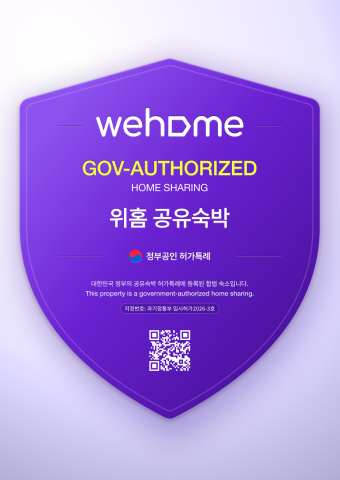 위홈이 새롭게 도입한 ‘공유숙박 허가특례 인증패’. 정부의 공유숙박 허가특례에 등록된 합법 숙소임을 알리는 방패형 디자인으로, 위홈 로고와 정부공인 허가특례 표시, QR코드가 포함