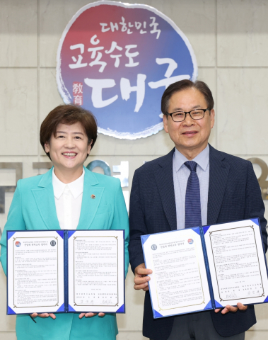 사이버한국외국어대학교는 지난 9월 30일 대구광역시교육청과 산업체 위탁교육 협약을 체결했다. 왼쪽부터 강은희 대구광역시교육감, 문휘창 사이버한국외대 총장