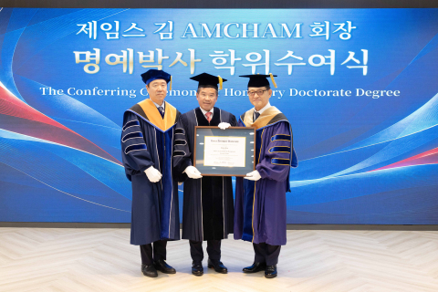 명예박사 학위수여식이 진행된 한국항공대 비전홀에서 제임스 김 회장(가운데)이 안준선 대학원장과 허희영 총장으로부터 학위기를 전달받고 있다