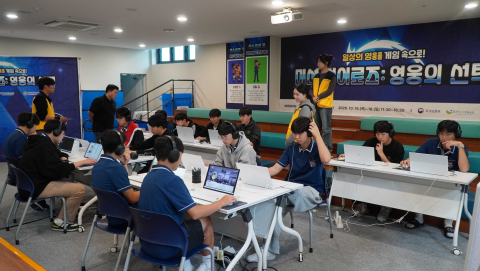 제복근무자를 주인공으로 한 3가지 인터랙티브 게임을 체험하고 있다