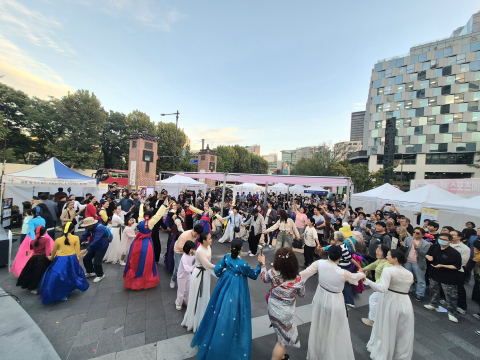 한글날인 9일 서울 인사동 남인사마당에서 열린 제3회 여민락 문화교류축제 ‘인사 in Seoul’의 폐막 프로그램 ‘대동 강강술래’에서 외국인 관광객과 가족, 어린이, 시민들이 함