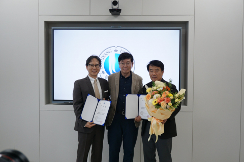 지난 23일 동양대학교에서 열린 객원교수 임명식에서 이상배 디투엔지니어링 대표(오른쪽)가 사령장을 받고 기념촬영을 하고 있다(사진=디투엔지니어링)