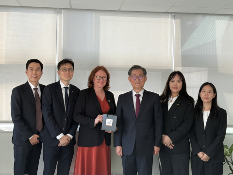 한국지방재정공제회가 미국 뉴욕 UN 본부에서 비에르그 산케르 유엔 경제사회국 사무차장보와 면담을 갖고 협력방안을 논의했다. 왼쪽에서 세 번째가 비에르그 산케르 사무차장보, 네 번째