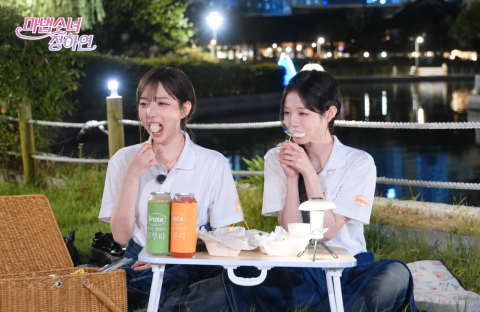 프루타의 대표 커팅과일, 과일음료 및 떡 디저트와 함께 피크닉을 즐기며 메뉴를 선보이는 모습