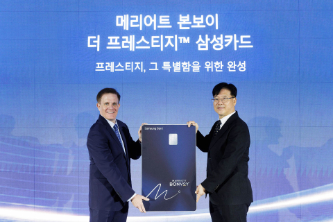 메리어트 인터내셔널 아시아 태평양 커머셜 부문 존 투미(John Toomey) 부사장(왼쪽)과 삼성카드 마케팅본부장 김대순 부사장