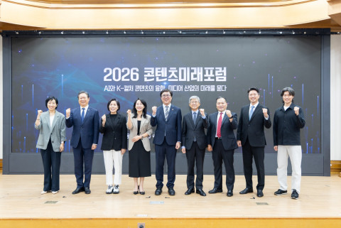 왼쪽부터 최은경 클레이픽쳐스 대표, 황희 의원(전 문화체육관광부 장관), 최민희 의원, 이재정 문화체육관광위원회 위원장, 최휘영 문화체육관광부 장관, 나이영 CBS 대표, 김동욱 