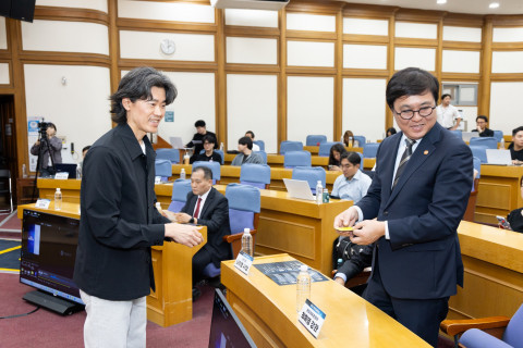최휘영 문화체육관광부 장관(오른쪽)과 오성택 WSC Sports 한국 사업 책임자