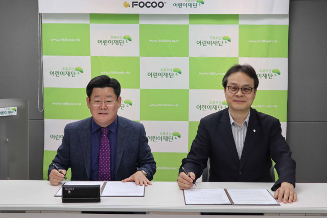 FOCOO 한국사업부 대표 이만교와 초록우산 어린이재단 남부본부 본부장 김유성이 국내외 아동지원사업을 위한 협약을 가졌다