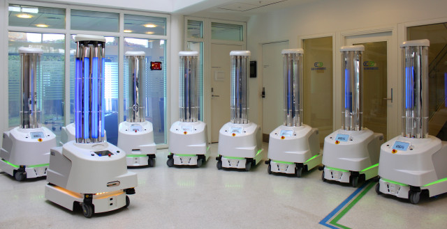 이탈리아에서 다수의 개인 병원을 운영하고 있는 그루포 폴로클리니코 아바노의 최고외과책임자 크리스티아노 후셔는 UVD 로봇을 받기 전에 병원의 의사 중 6 명이 코로나19에 감염되었다며 두달 전부터 로봇을 사용하여 소독을 시작한 이래 의사, 간호사 또는 환자들 사이에 코로나 사례가 한번도 발생하지 않았다고 밝혔다. 이어 쇼핑몰과 상업용 공항의 수요가 증가함에 따라 전 세계 병원뿐만 아니라 요양원 및 기타 의료 기관, 학교 및 보육 센터에서도 UVD 로봇은에 대한 관심이 높아지고 있다고 강조했다