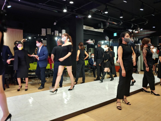 한국시니어스타협회가 신사동 소재 협회 사무실에서 국내 첫 마스크 패션쇼를 개최했다