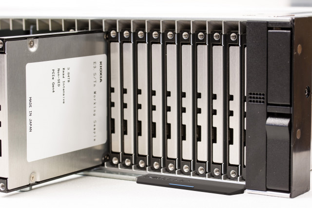 키옥시아의 E3.S SSD 평가 샘플은 48개 유닛 E3.S SSD를 설치할 수있는 2U 크기 랙 마운트 서버 프로토 타입에 장치된다