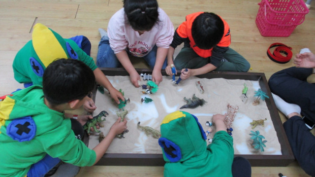 짝꿍이랑 싱글벙글 프로그램 참가 아동들이 샌드 스크린을 활용한 모래 놀이를 하고 있다