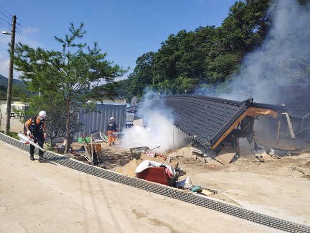 사단법인 성민원과 911 S&RT 수색구조단이 협력해 충북 제천 지역에서 방역과 소독을 하고 있다