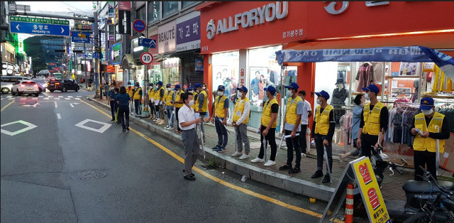 한국이주노동재단 외국인 방범대가 범죄예방 활동을 하고 있다