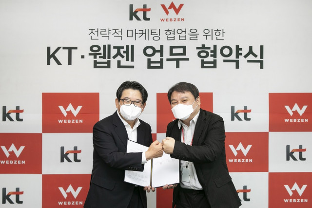 왼쪽부터 KT 김훈배 전무와 웹젠 김태영 대표이사가 뮤 아크엔젤 마케팅 제휴를 위한 업무협약을 체결하고 기념촬영을 하고 있다