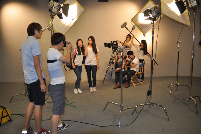 백제예술대학교 방송연예과 재학생들이 사진 촬영을 진행하고 있다